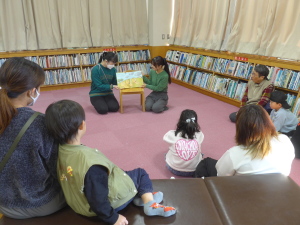 親子で楽しむおはなし会