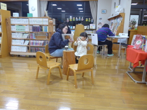 夜の図書館（親子）